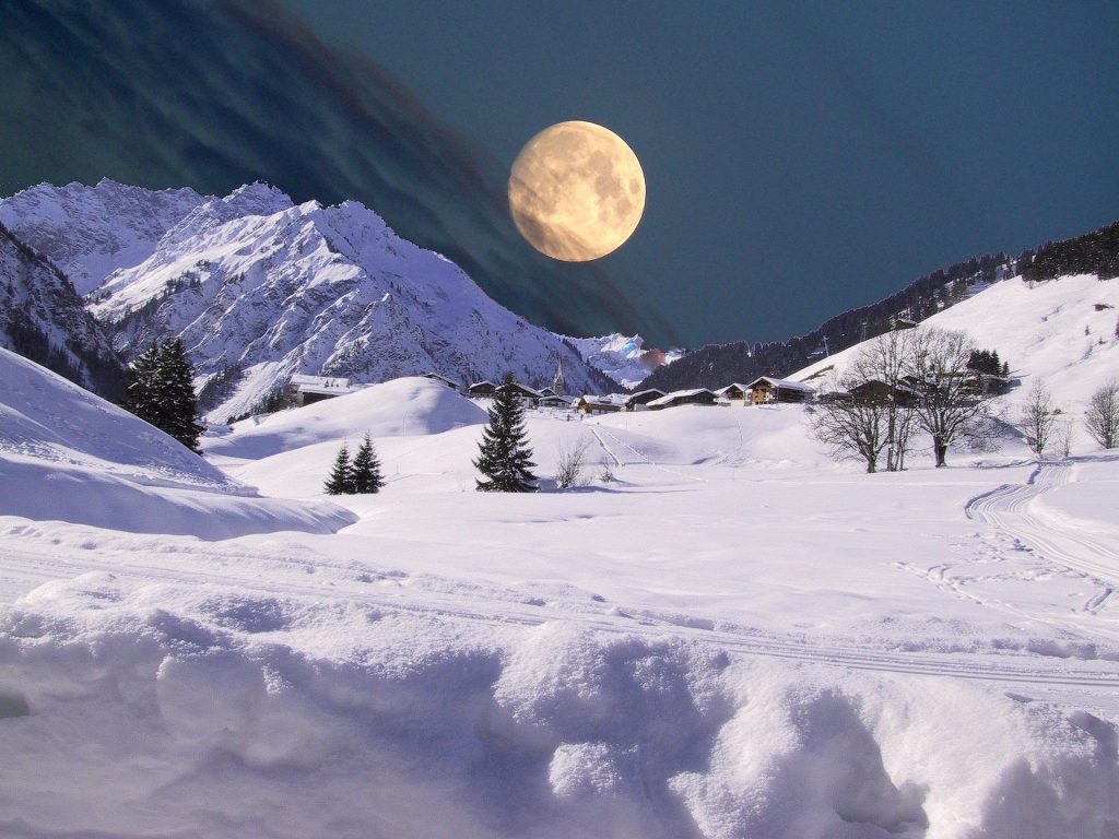 Vollmond und Schneelandschaft